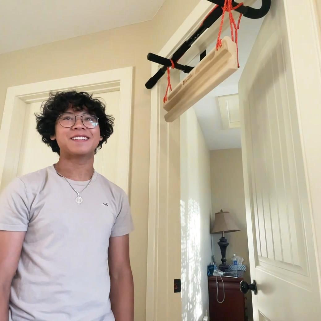 Fingertips on the Wall: Why the Hangboard is Every Climber's "Second Crag"-E